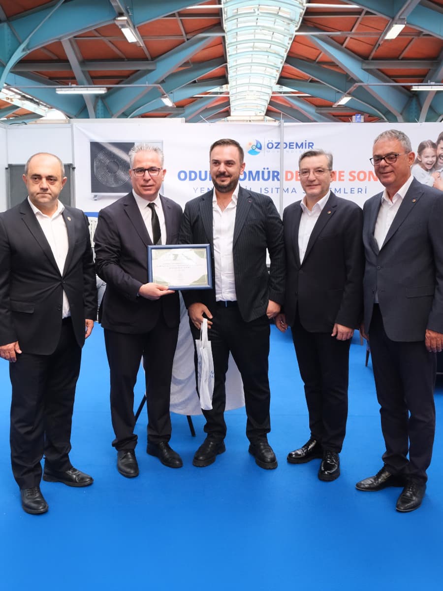 Burak Özdemir, Özdemir Mühendislik'in fuar standında plaket takdiminde