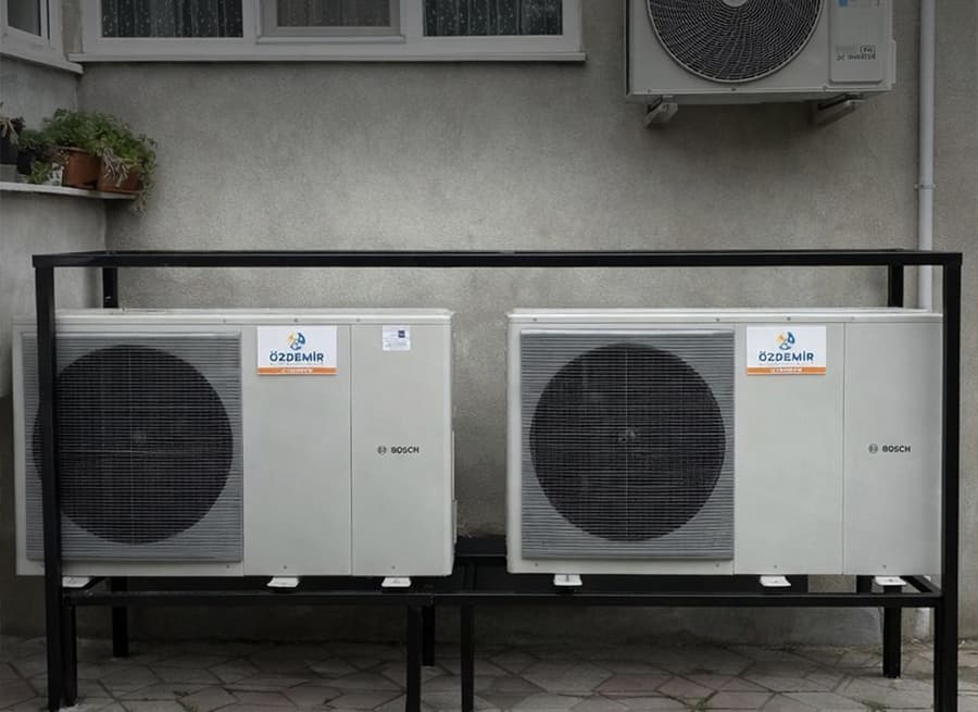 Apartman duvarı önünde çift katlı çelik sehpaya alınmış iki Bosch dış ünitesi