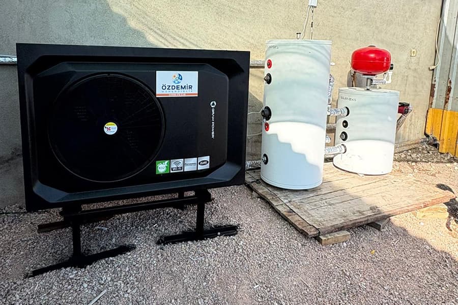 Gram Power monoblok ısı pompası, denge deposu ve genleşme tankıyla birlikte